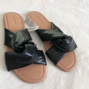 New old navy padded soft twist flat sandals, women size 7